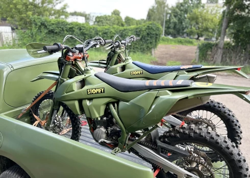 FOTO: Latvijas ukraiņi uz fronti nosūta motociklus bezpilota lidaparātus