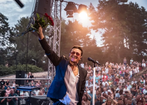 FOTO: Ivo Fomins vērienīgā koncertā pieskandina Ikšķiles estrādi