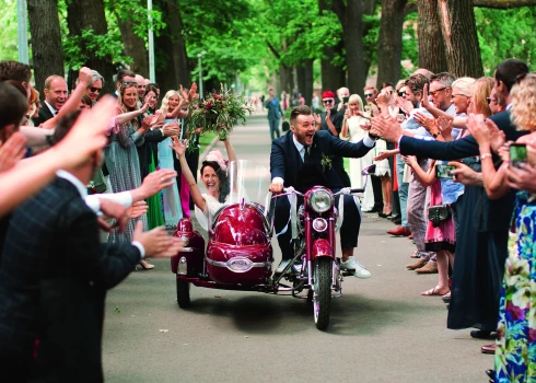 Breidaki laulāta pāra statusā iejāj ar dzelzs rumaku.