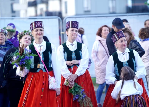 XXVII Vispārējo latviešu Dziesmu un XVII Deju svētku atklāšanas koncerts dalībniekiem laukumā pie "Arēnas Rīga".