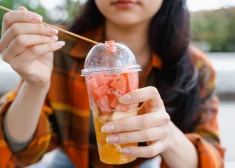 Самыми коварными продуктами, которые стоит оставить на полке, являются нарезанные арбузы и дыни. 