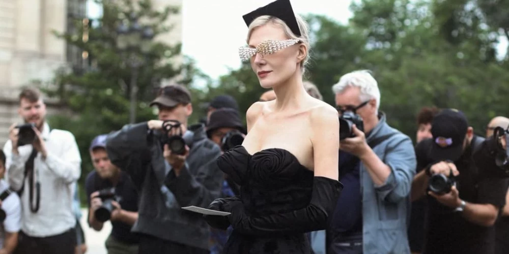 Стильная Рената Литвинова в платье с полуобнаженной грудью появилась на показе в Париже