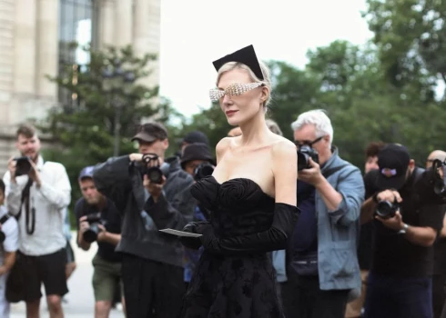 Стильная Рената Литвинова в платье с полуобнаженной грудью появилась на показе в Париже