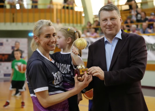 Gunta Baško, saņemot finālsērijas vērtīgākās spēlētājas balvu, no Latvijas Basketbola savienības prezidenta Raimonda Vējoņa.