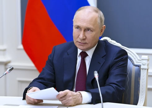 Putins pirmo reizi kopš "Vagner" dumpja stājies ārvalstu līderu priekšā. Ko viņš sacīja?
