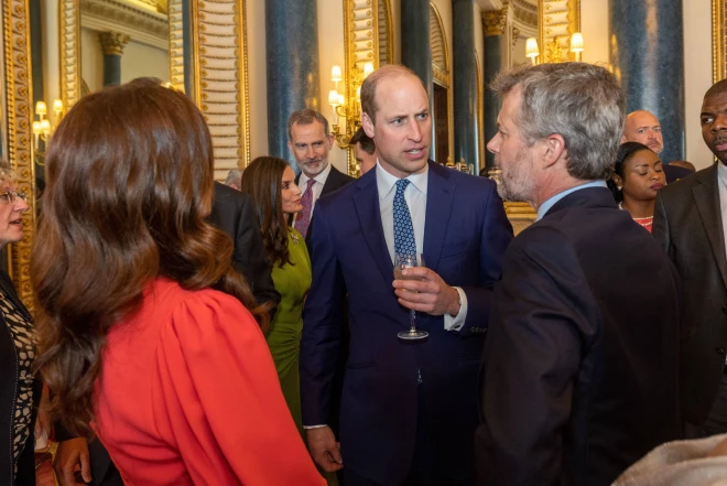 Princis Viljams un Dānijas kroņprincis Frederiks ar sievu princesi Mēriju Lielbritānijas karaļa Čārlza III rīkotajā svinīgajā pieņemšanā Bekingemas pilī 2023. gada 5. maijā, dienu pirms kronēšanas ceremonijas.