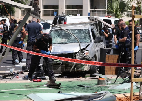 Terorists ar automašīnu uzbrauc garāmgājējiem Telavivā