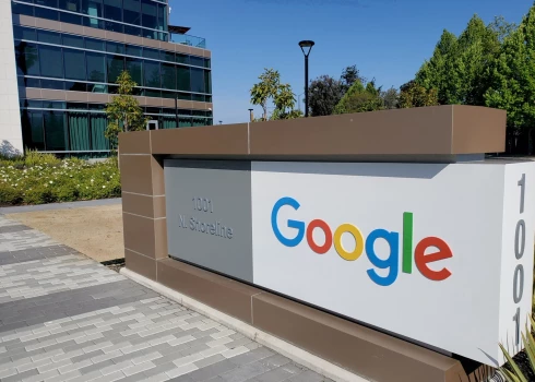 Francija nosaka "Google" divu miljonu eiro naudasodu par meklēšanas rīka un lietotņu veikala nepilnībām