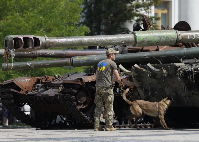 Krievija karā ar Ukrainu zaudējusi pusi savu kaujas spēju, uzskata britu armijas komandieris