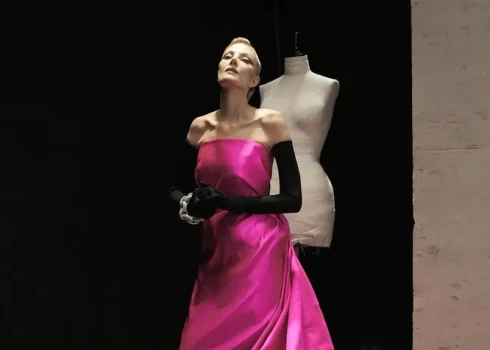 Эффектная Рената Литвинова в платье как у Барби появилась на модном шоу в Париже