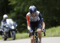 Neilands "Tour de France" posmā piedalās atrāvienā; uzvaru izcīna Hindlijs