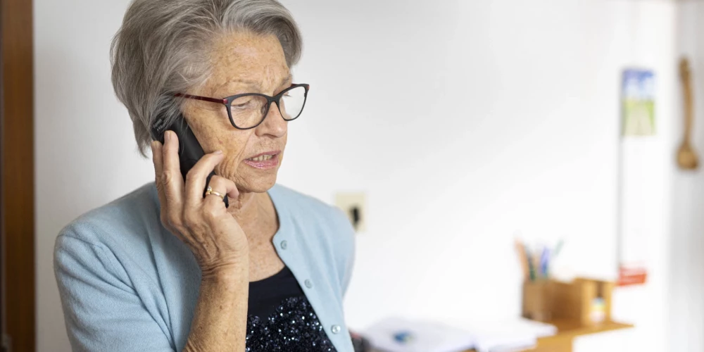 Telefonkrāpnieki no pensionāres izmānījuši aptuveni 46 000 eiro