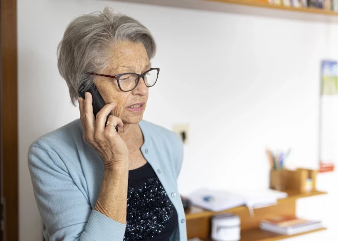 Telefonkrāpnieki no pensionāres izmānījuši aptuveni 46 000 eiro