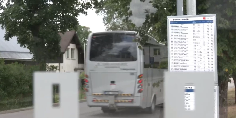 Водитель автобуса в Огре отказал в посадке 17-летней девушке: ей пришлось бежать 4 км