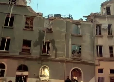 Krievu okupanti ar raķeti trāpījuši daudzdzīvokļu namam Ļvivā, nogalinot vairākus cilvēkus