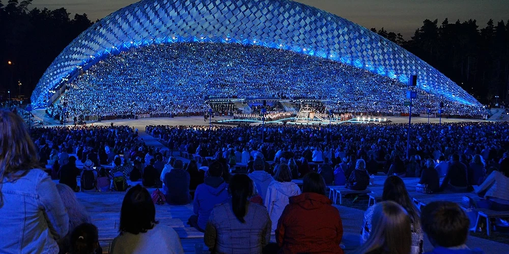 Apmeklētāji vēro koru lielkoncerta "Tīrums. Dziesmas ceļš" ģenerālmēģinājumu.