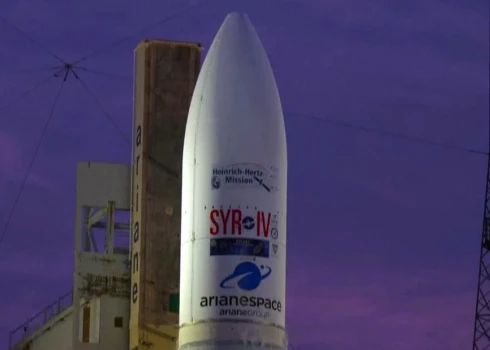 VIDEO: pēc 27 gadu kalpošanas savā pēdējā lidojumā devusies kosmosa raķete "Ariane 5"