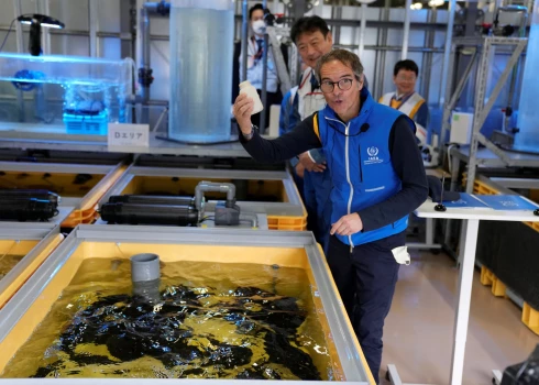 Japāna izlaidīs okeānā attīrītu radioaktīvo ūdeni no Fukušimas AES
