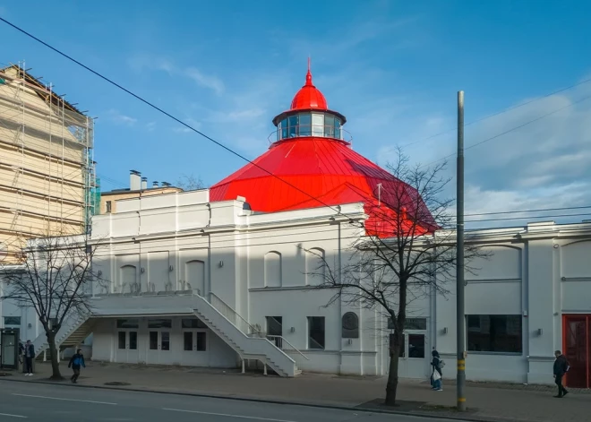 Arhitektūras un dizaina risinājumos NRJA ir sekojis principam «pielikt noņemot» — atklājot slēptus vēsturiskos slāņus, ir radīts jauns telpas raksturs, kas sevī iemieso Cirka ēkas līdzšinējos 135 pastāvēšanas gadus. Atjaunotā arēna ir radikālas saglabāšanas piemērs — nolobīti tie kultūrslāņi, kas laika zoba rezultātā jau paši bija gatavi atdalīties, izvairoties no šķietami neestētisku lietu slēpšanas aiz apšuvuma vai nearhitektonisku elementu izlabošanas. Ēkas slēptā dimensija — laiks — ir atklāta šķietami nejaušā veidā, atsakoties no tiešas autorības pār to, ko atsegt un ko paturēt aizklātu. SIA NRJA (No Rules Just Architecture)