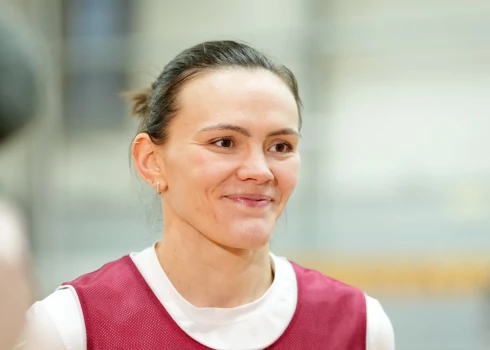 Šteinbergas 3x3 basketbola debijā Latvijas komanda par mata tiesu iekļūst Sieviešu sērijas pamatturnīrā 