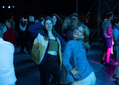 FOTO: pēc orķestru koncerta cilvēki zaļumballē metas jautrās dejās "Wondersalā"