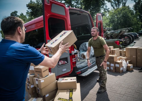 FOTO: konvojs no Rīgas sasniedzis Kijivu un nodots Ukrainas aizstāvjiem