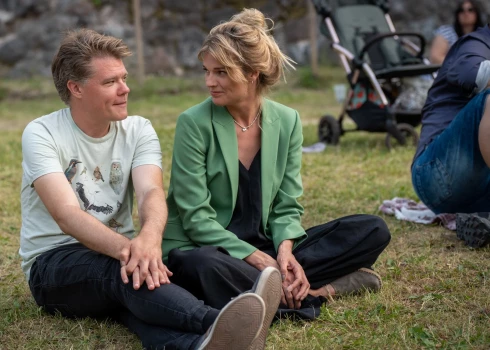 Liene Laviņa un Toms Grēviņš, baudot leģendārās latviešu grupas "Zodiaks" atkalapvienošanos uz skatuves un koncertu Siguldas pilsdrupu estrādē.