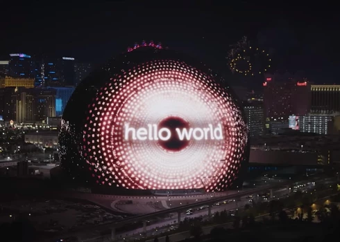 Во время первого тестового включения экрана была выведена надпись  "Hello World" и проигрывалась мрачная анимация в черно-красных цветах. (Фото: скриншот видео)