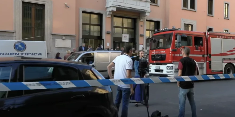 Огонь возник на первом этаже, а затем распространился и на второй здания. (Фото: скриншот видео)