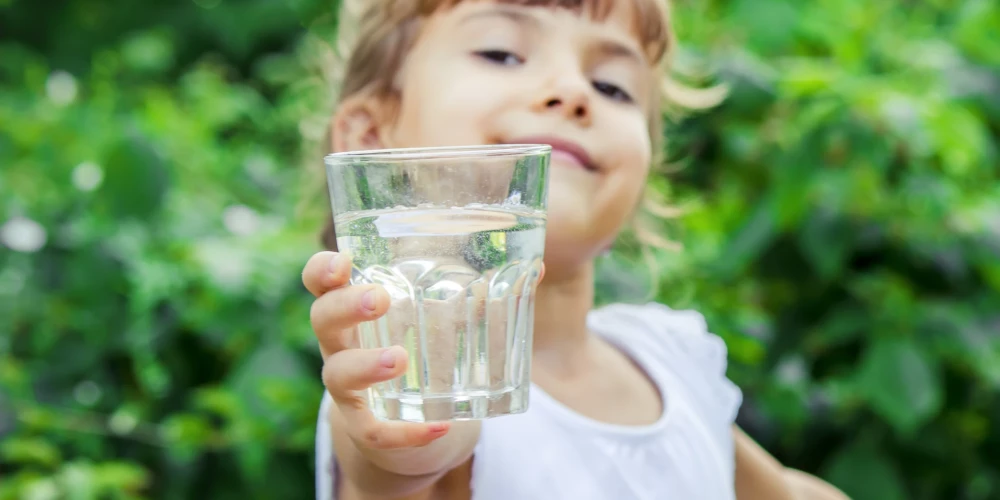 Bērns negrib dzert ūdeni. Kā vecākiem panākt vēlamo?
