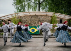 Eksotiskie latvju deju dejotāji no Brazīlijas paviesojušies Aizkraukles novadā