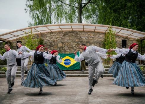 Eksotiskie latvju deju dejotāji no Brazīlijas paviesojušies Aizkraukles novadā