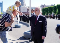 Valsts prezidents Egils Levits (no labās) piedalās svinīgajā ziedu nolikšanas ceremonijā pie Brīvības pieminekļa un pateicas Nacionālo bruņoto spēku godasardzei, robežsargiem, policistiem un ugunsdzēsējiem par darbu valsts un tās iedzīvotāju labā.