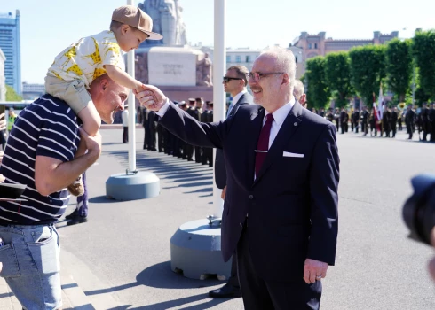 Valsts prezidents Egils Levits (no labās) piedalās svinīgajā ziedu nolikšanas ceremonijā pie Brīvības pieminekļa un pateicas Nacionālo bruņoto spēku godasardzei, robežsargiem, policistiem un ugunsdzēsējiem par darbu valsts un tās iedzīvotāju labā.