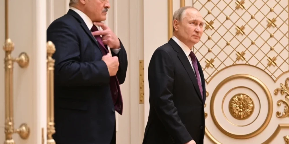 Lukašenko klusi spēlē pret Putinu? Izskan versija, kāpēc Baltkrievijas vadītājam vajadzīgs darījums ar Prigožinu