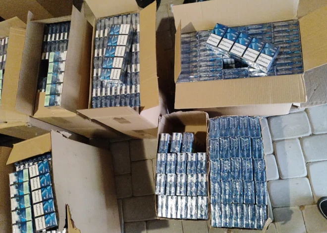 Rīgā aizturēti nelegālo cigarešu tirgotāji, kuri preci plānojuši izplatīt Bolderājā