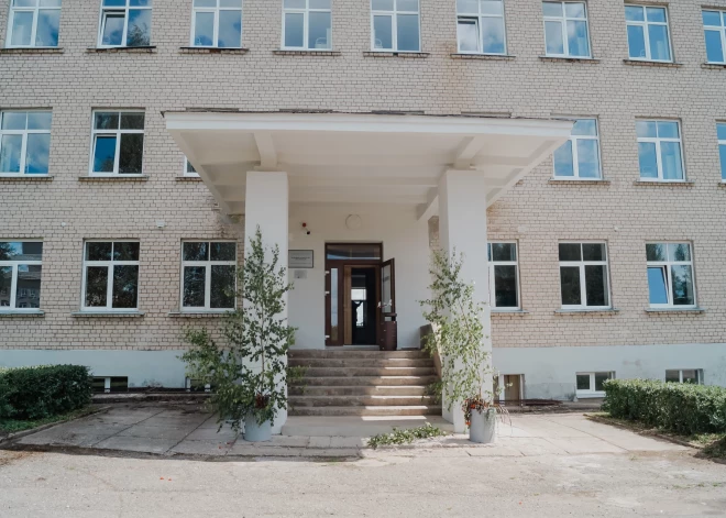 Trešdien, 5. jūlijā, Pilsonības un migrācijas lietu pārvaldes amatpersonas un sadarbības partneri – Iekšlietu ministrija, Nodrošinājuma valsts aģentūra, Valsts robežsardze, Sabiedrības integrācijas fonds un Alūksnes novada pārstāvji – apmeklēja Alūksnes novada Liepnas pagasta patvēruma meklētāju izmitināšanas filiāli, lai iepazītos ar ēkā veiktajiem tehniskajiem uzlabojumiem pirms centra oficiālās atklāšanas, kas paredzēta šī gada augustā.
