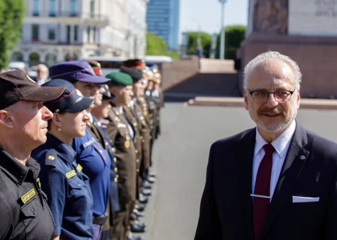 "Es pateicos Latvijas tautai par man doto iespēju četrus gadus kalpot Latvijai Valsts prezidenta amatā," noslēdzot prezidentūru, teica Valsts prezidents Egils Levits.