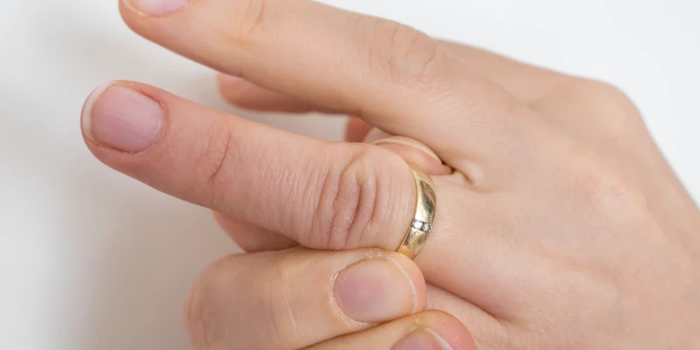 Когда палец распухает, кольцо становится сдерживающим препятствием для кровотока и может прекратить кровоснабжение. 