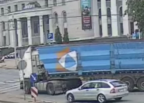 ДТП произошло 6 июля на пересечении улиц Бривибас гатве и Густава Земгала гатве.
