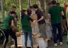 Nevēlamo produktu izņem no paciņām (ekrānuzņēmums no Twitter)