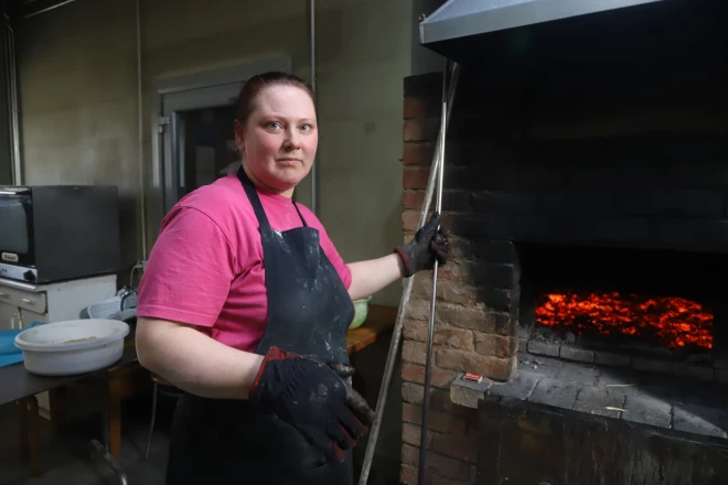 Pēc pelēkās ziemas un sausajām zupām patiesi kārojas kaut vai pasmaržot svaigu un kūpošu, ar lizi izvilktu kukulīti un iemērkt bārdu alus putās...