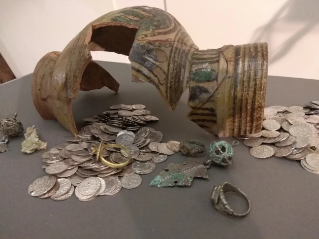 Pie Ērgļu klintīm atrastā dārgumu krūze varētu būt izgatavota 16.–17. gadsimta Polijā.