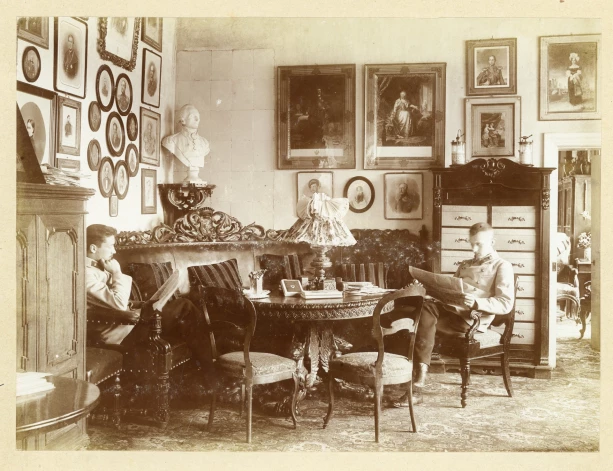 Grāfa Zīversu kabinets Jaunajā pilī 19. gadsimta beigās. Uz dokumentu skapja redzami divi stikla trauki – pēc ilgas izpētes noskaidrojās, ka tās ir to laiku šķiltavas.