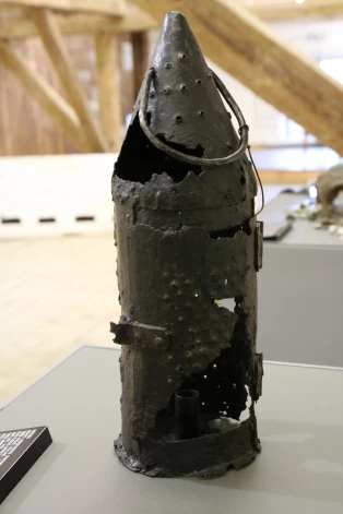 Pils tualetes šahtā atrastais sveču lukturis varētu būt no 19. gadsimta beigām.