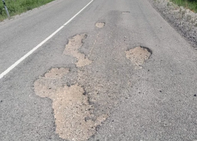 Nepaiet ne divi gadi, un ceļš atkal bedrēs