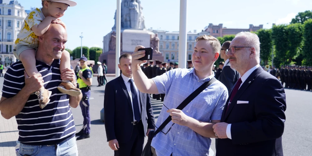 Эгил Левитс сделал селфи с желающими.