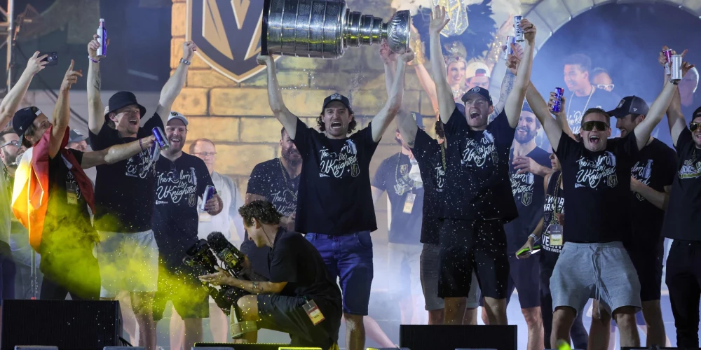 Teodors Bļugers (pa kreisi) līksmo Lasvegasā pēc ar izcīnīto Stenlija kausu