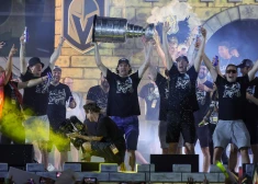 Teodors Bļugers (pa kreisi) līksmo Lasvegasā pēc ar izcīnīto Stenlija kausu