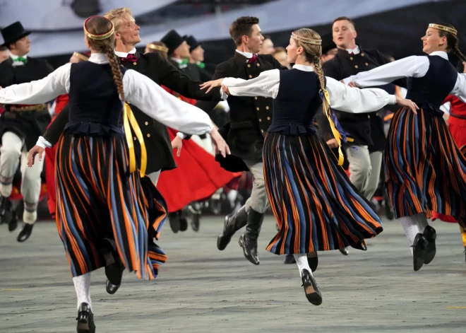 8. jūlijs, devītā Dziesmu svētku diena: deju lieluzvedums un dalībnieku balle, noslēguma koncerta ģenerālmēģinājums Mežaparkā, bērnu un jauniešu mūzika un folkloras diena